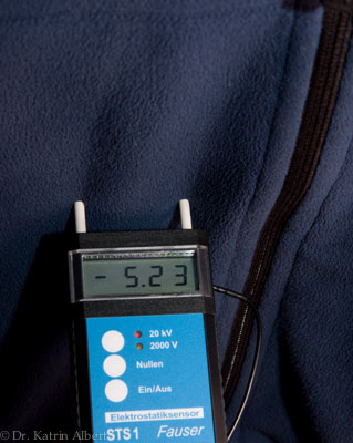 Elektrostatische Aufladung an einer Fleece-Jacke: -5230 Volt.